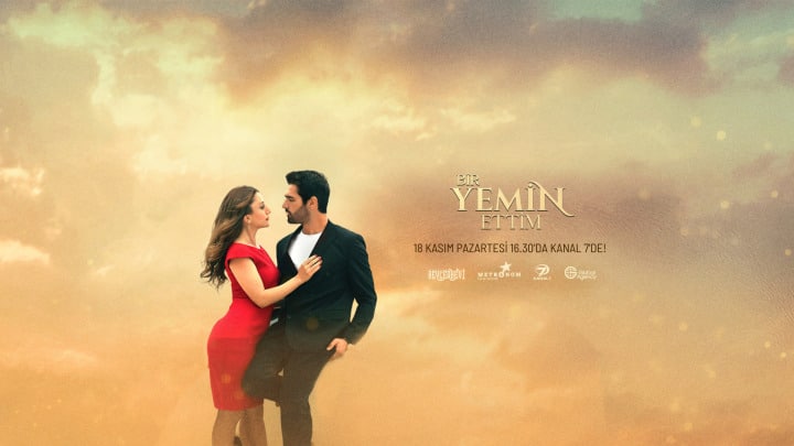 cena romântica da novela turca Bir Yemin Ettim com casal abraçado sob o pôr do sol