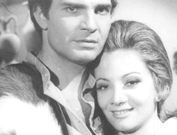 Cena da novela Irmãos Coragem com casal protagonista em preto e branco.