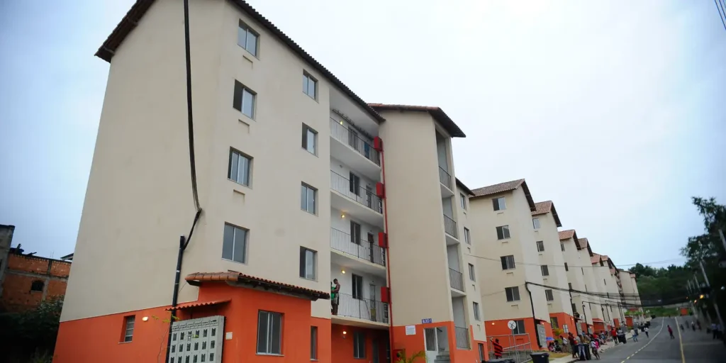 Prédios residenciais do programa Minha Casa, Minha Vida com moradores na área externa