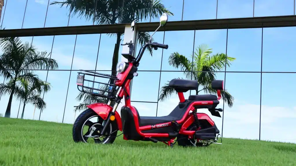 Bicicleta elétrica Shineray PT1 vermelha estacionada na grama