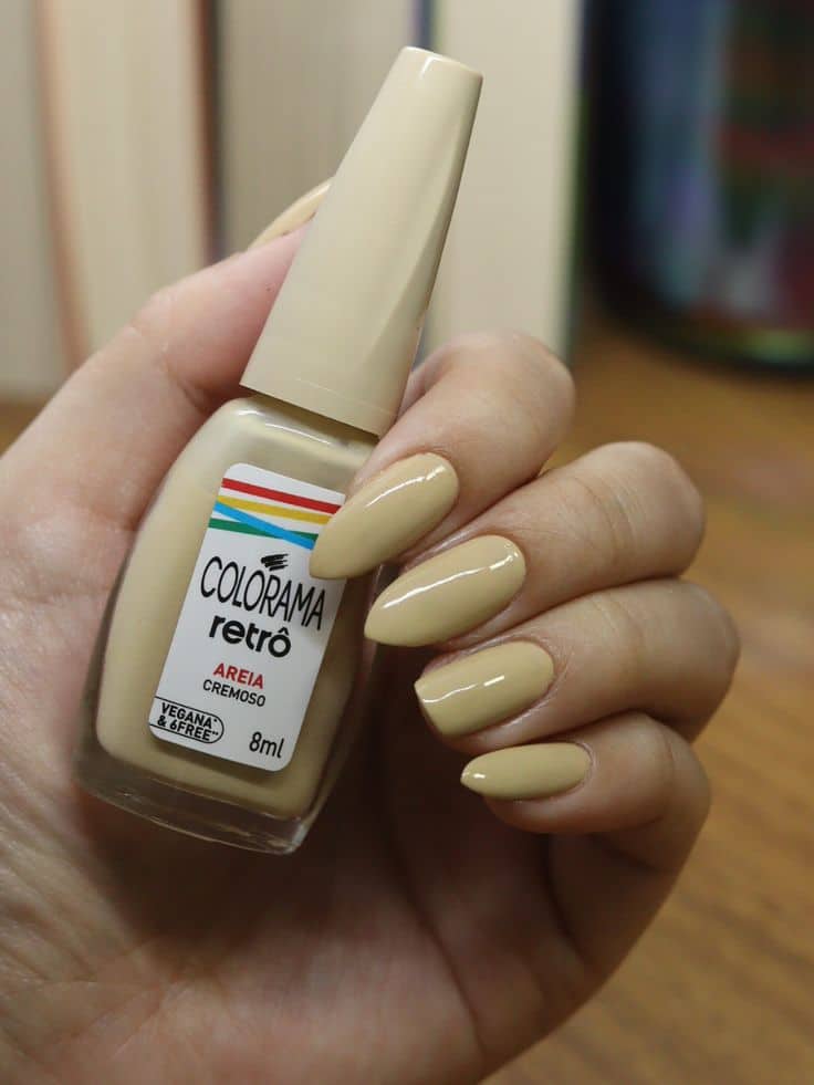 Unhas pintadas com esmalte bege areia da Colorama, tom neutro ideal para o inverno