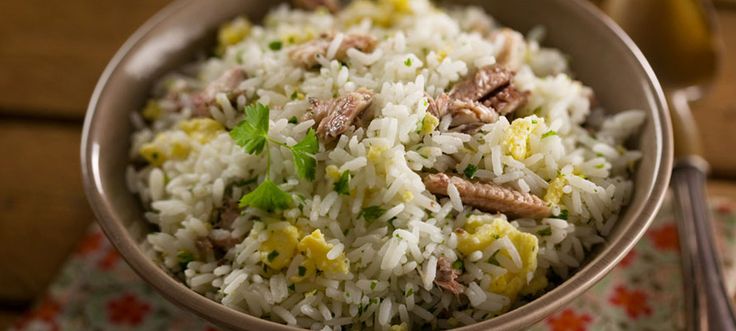 Tigela com arroz, sardinha, ovo mexido e ervas frescas