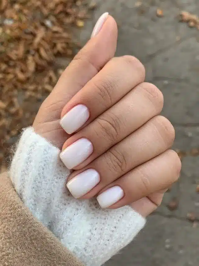 Unhas brancas leitosas, estilo elegante e sofisticado, com um toque de riqueza.