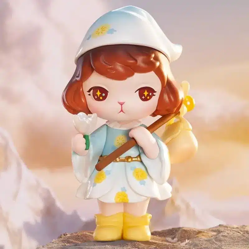 Figura de coelhinho com roupinha delicada, segurando uma flor, com uma expressão fofa e acessórios como um cajado e mochila. Representa a versão lúdica e encantadora do coelhinho Bunny Play.