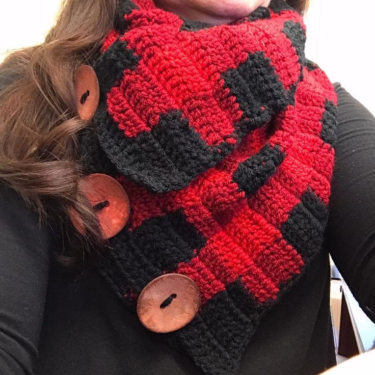 Cachecol de crochê em xadrez vermelho e preto com botões decorativos