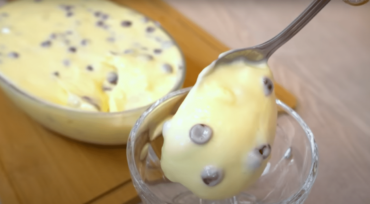 Sobremesa cremosa de dois ingredientes com gotas de chocolate