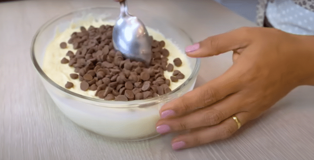 Travessa com sobremesa gelada decorada com gotas de chocolate