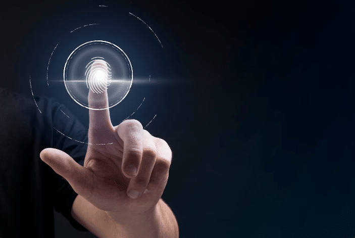 Dedo indicador tocando sensor digital em ambiente tecnológico