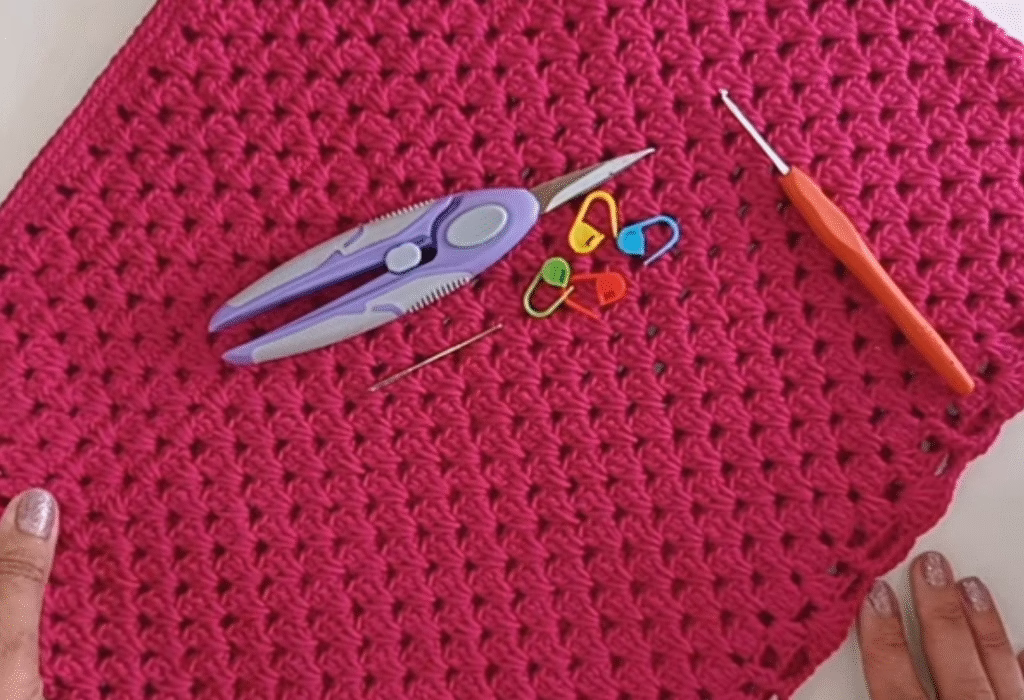 Materiais básicos para fazer blusa de crochê: agulha, marcador, tesoura e fio.