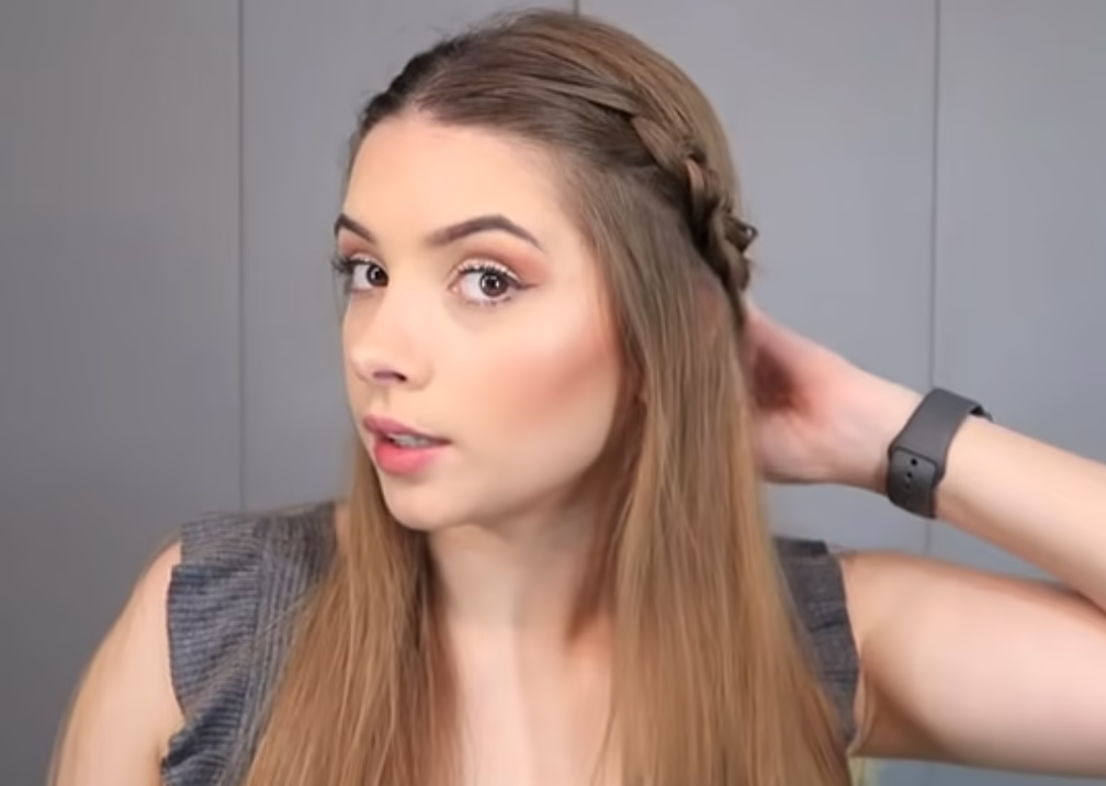 Mulher com penteado fácil de trança lateral em cabelo solto