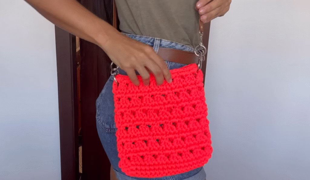 Bolsinha de crochê rosa vibrante com alça lateral