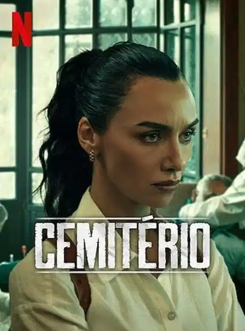 Cena de Cemitério (2022) com a protagonista em primeiro plano, expressando seriedade e tensão.