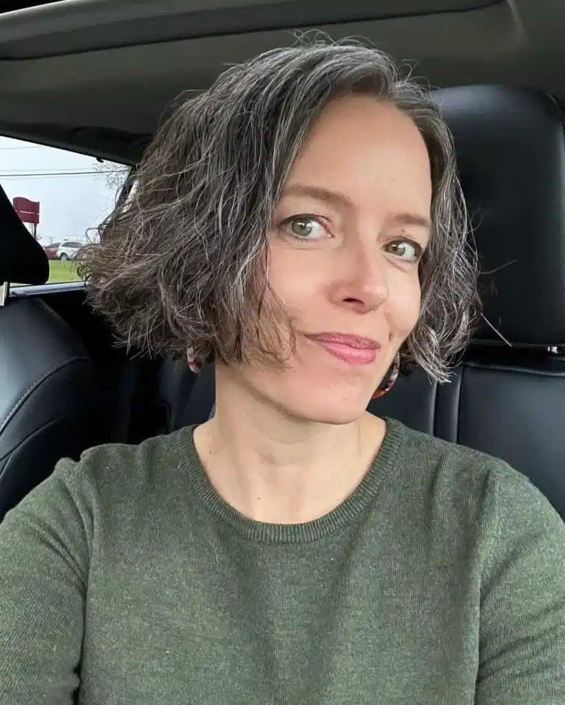 Cabelo Chanel repicado com camadas e tons grisalhos, estilo moderno e elegante.