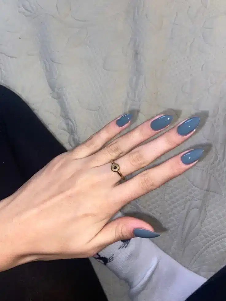 Unhas com esmalte cinza azulado, uma opção moderna e minimalista.
