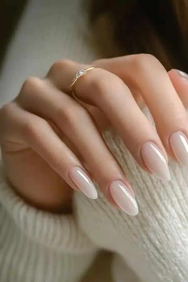 Imagem de unha estilosa com esmalte nude e anel delicado, representando o estilo Clean Girl Aesthetic.