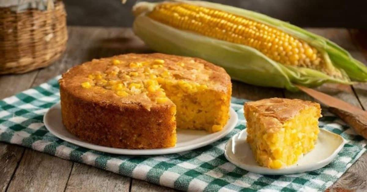 Bolo de milho com queijo servido em prato rústico