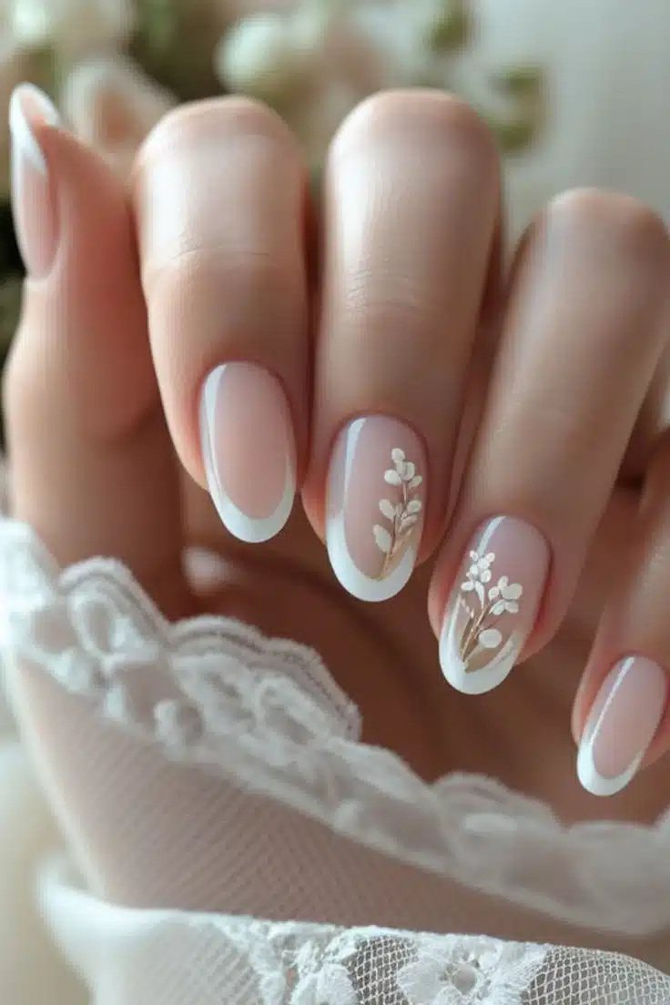 Desenho delicado de flores minimalistas em unhas com fundo suave e detalhes em branco.