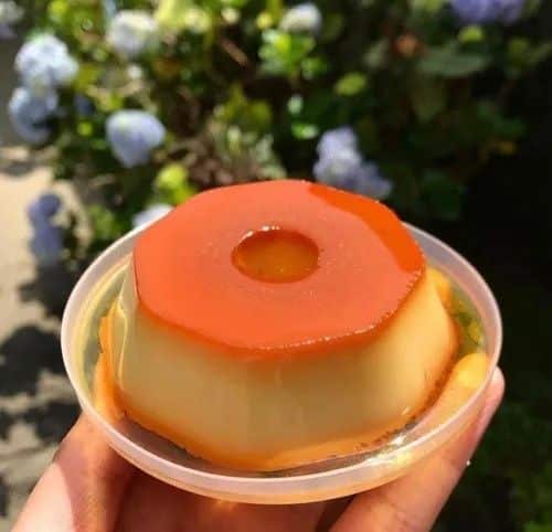 Pudim gelado sem forno e sem ovos servido em potinho