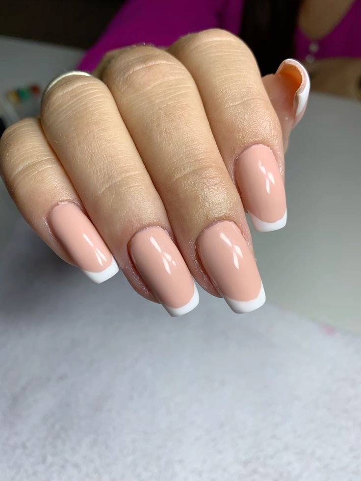 Unhas nude com francesinha branca e acabamento em gel