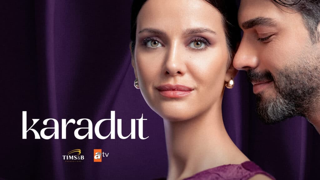 protagonistas da novela turca Karadut em destaque com fundo roxo