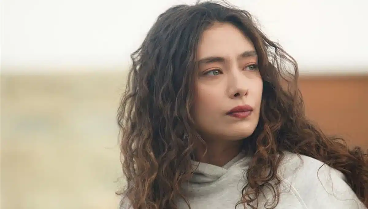 Protagonista da novela turca "A Filha do Embaixador" olhando para o horizonte com expressão introspectiva