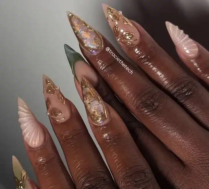 Unhas inspiradas em deusas mitológicas com detalhes dourados, prata e azul royal, criando um visual majestoso e elegante.