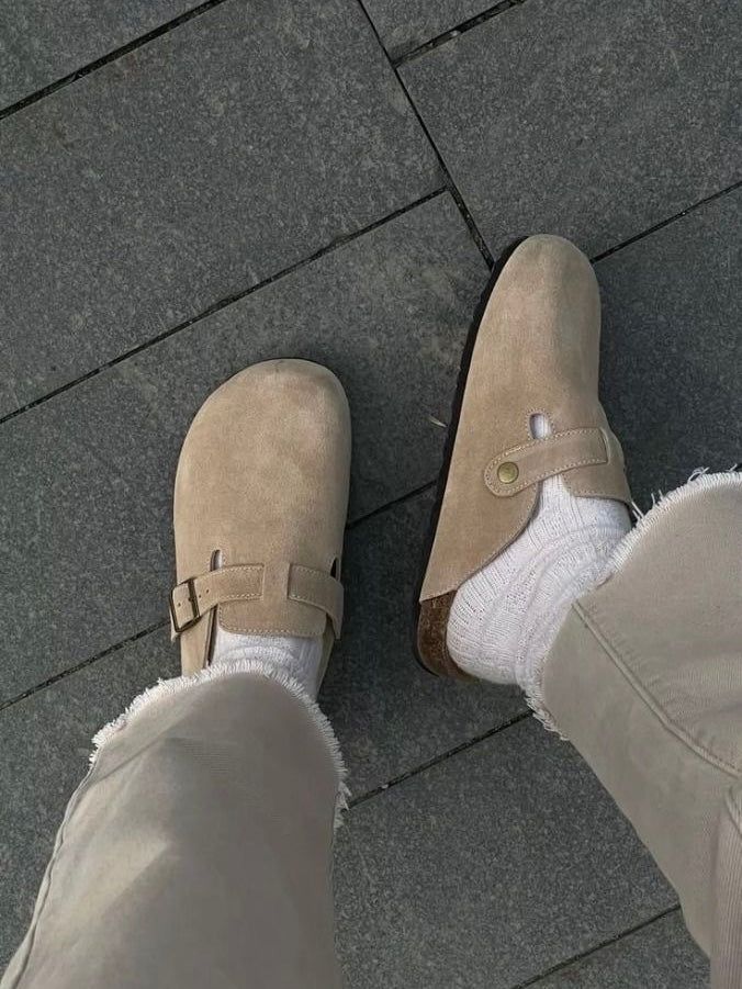 Clogs bege de camurça usados com meias brancas e calça clara em look casual de inverno