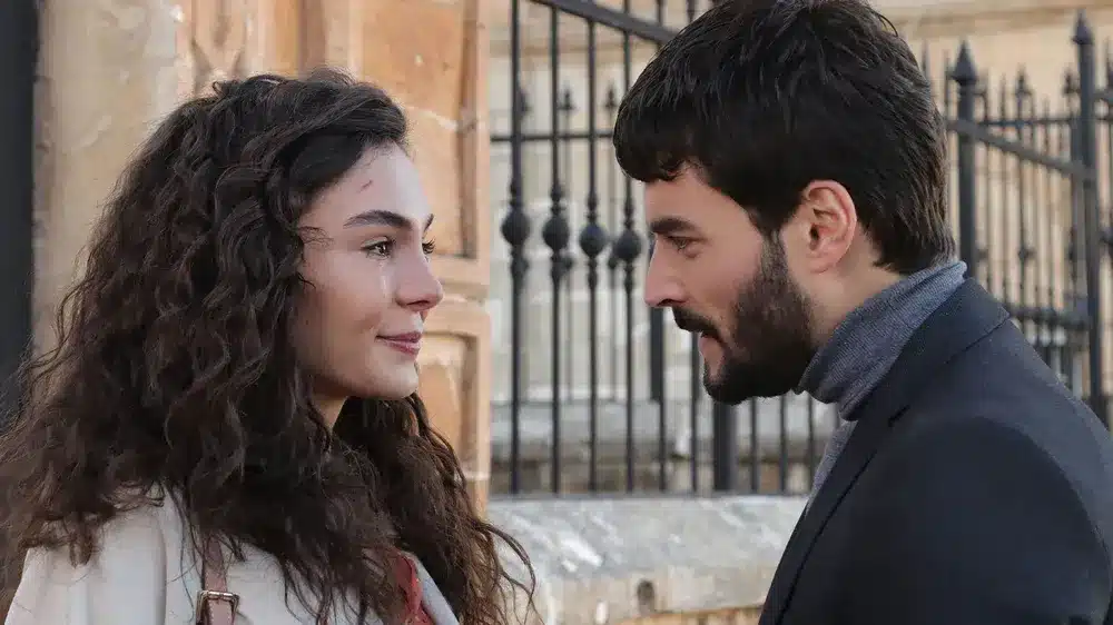 Cena de Hercai: Amor e Vingança, com Reyyan e Miran em um momento emocionante