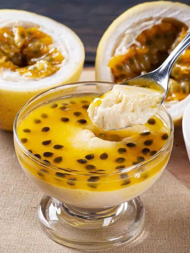 Taça de mousse de maracujá com calda e sementes da fruta fresca