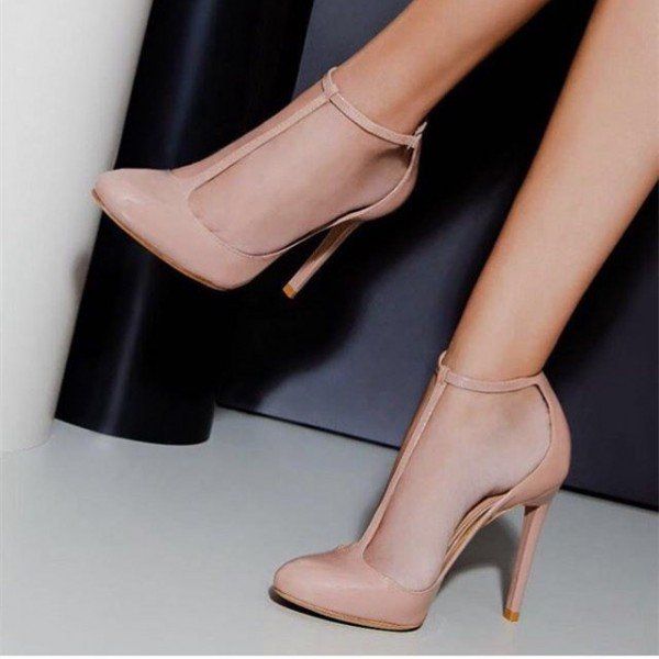 Scarpin T-strap nude com salto fino usado por mulher