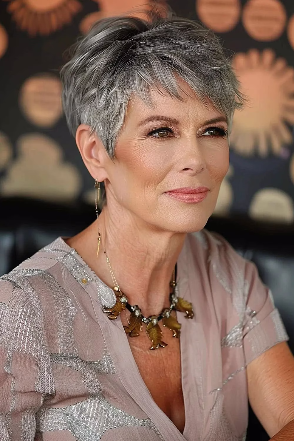 Mulher com corte de cabelo pixie texturizado e estilo sofisticado.