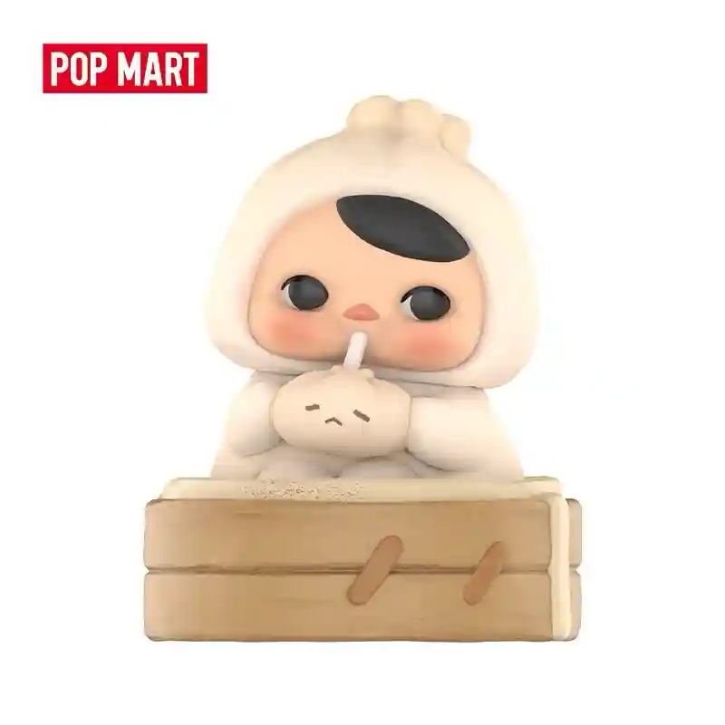 Boneca Pucky em um estilo místico com roupa de ursinho, sentada em uma caixa de madeira, com expressão adorável.