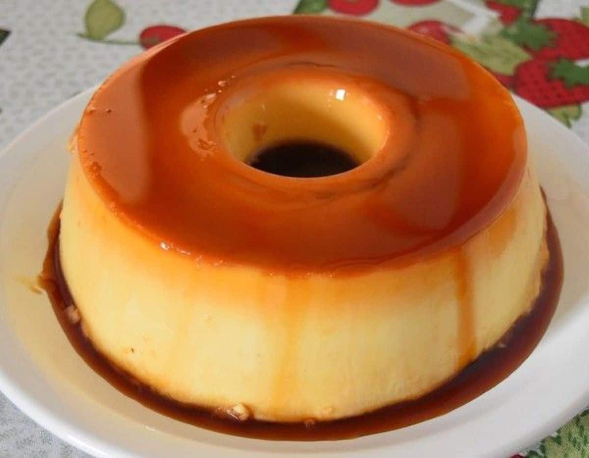 Pudim de leite com calda de caramelo ilustrado