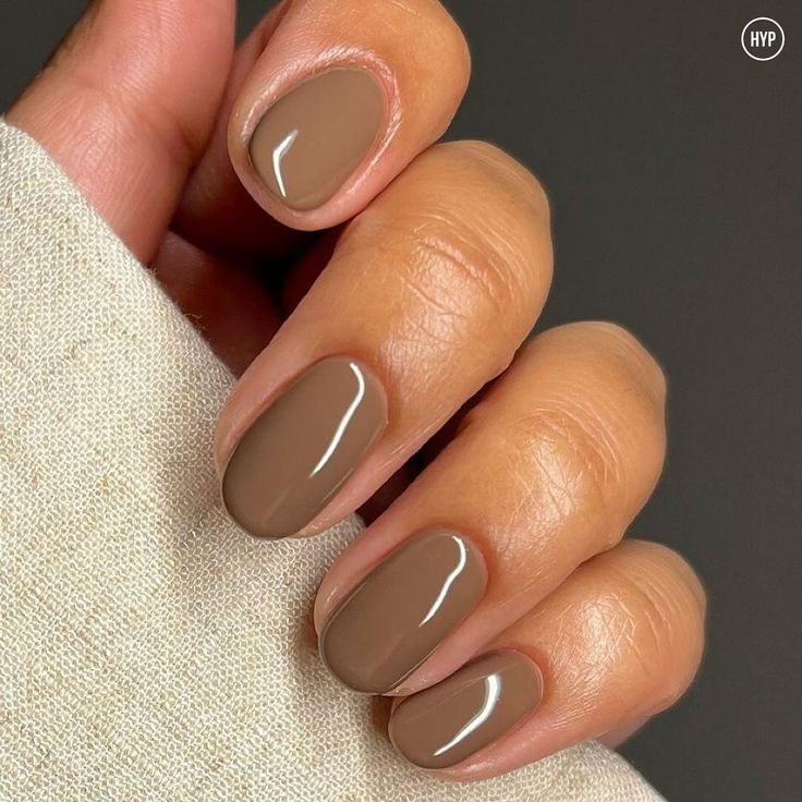 Unhas pintadas com esmalte marrom acinzentado, tendência neutra para o inverno