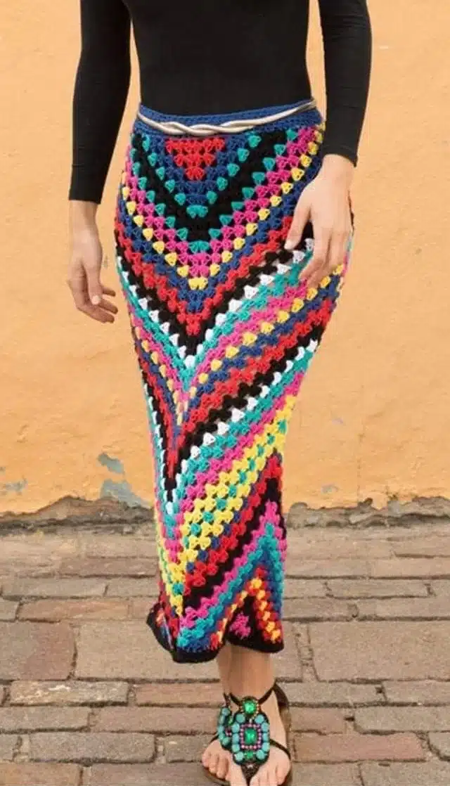 Saia colorida em degradê com crochê vibrante e detalhes multicoloridos