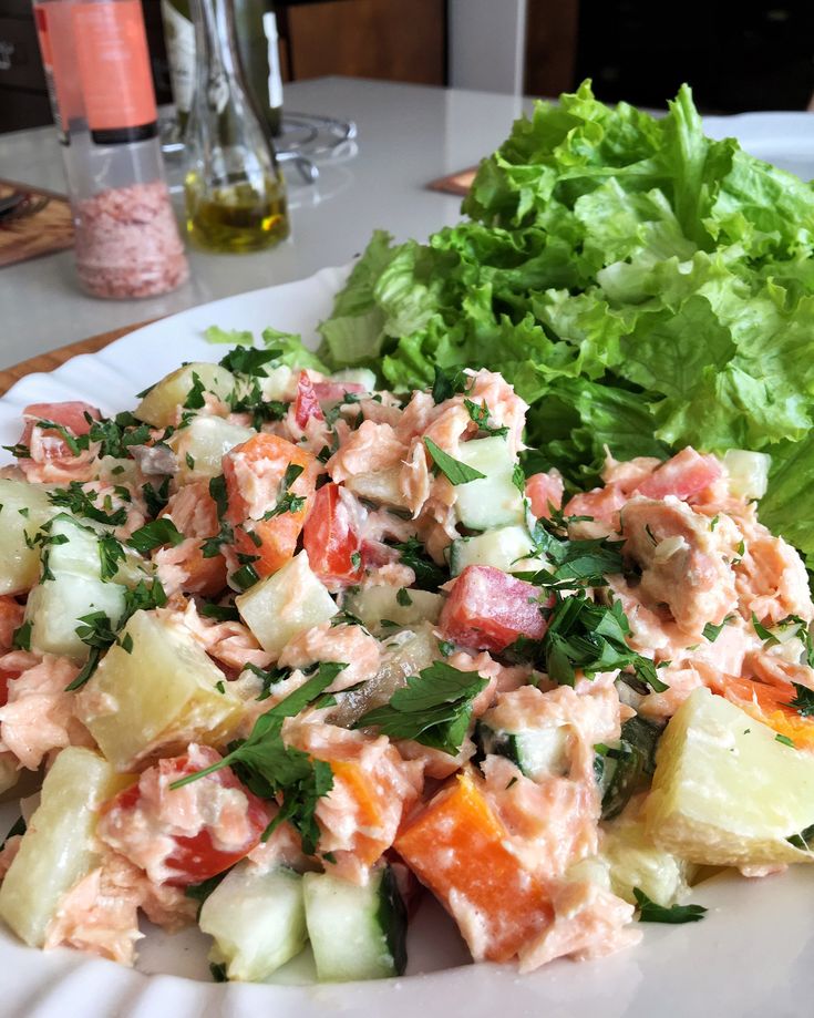 Prato com salada de salmão, legumes frescos e folhas de alface