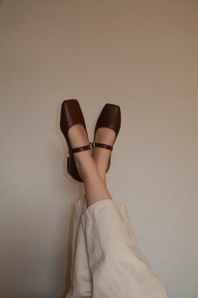 Sapatilha marrom estilo retrô dos anos 80 nos pés de uma mulher