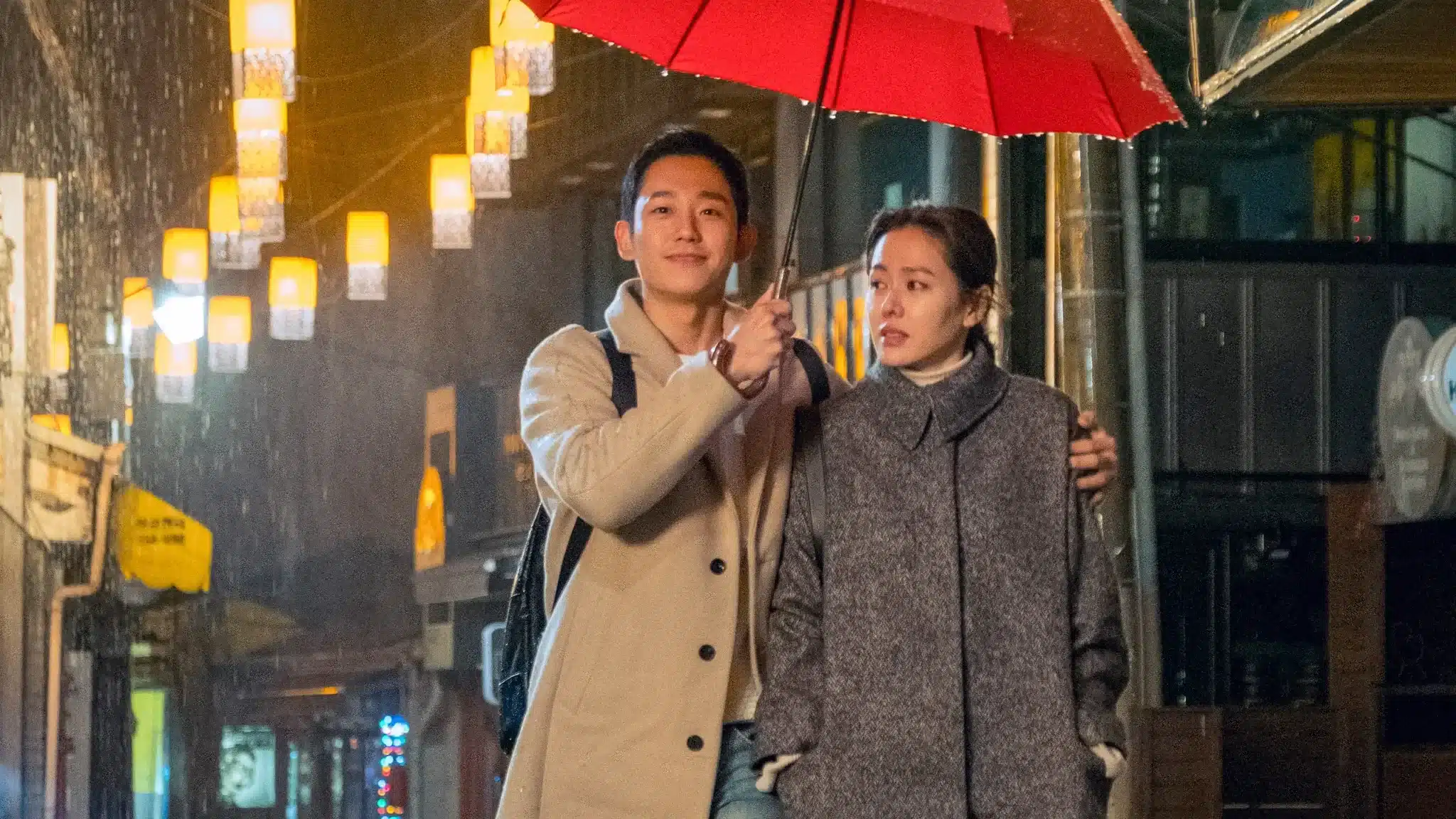 Cena romântica de 'Something in the Rain' (2018), onde os protagonistas caminham juntos sob a chuva