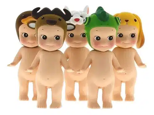 Coleção de Sonny Angel, mini-anjinhos com chapéus de animais, trazendo charme retro e fofura em cada detalhe.