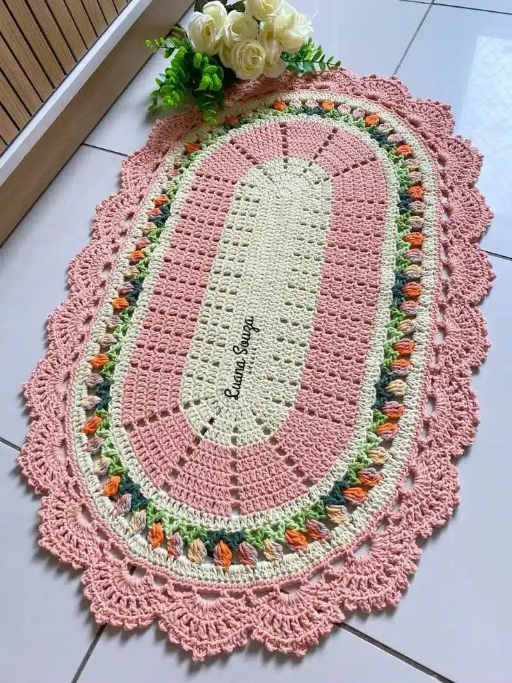 Tapete de crochê com flores em relevo em tons de rosa