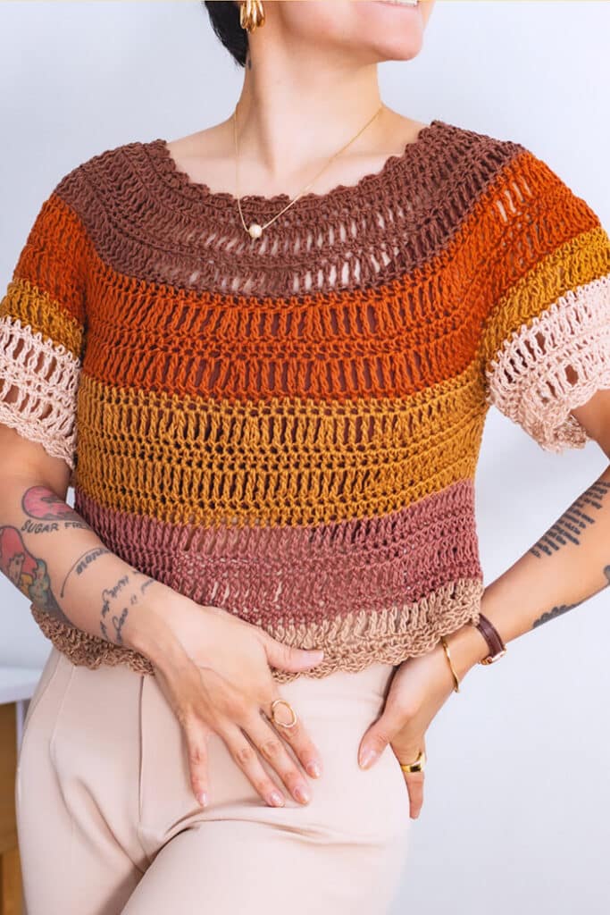 Blusa topdown em crochê com listras em tons terrosos