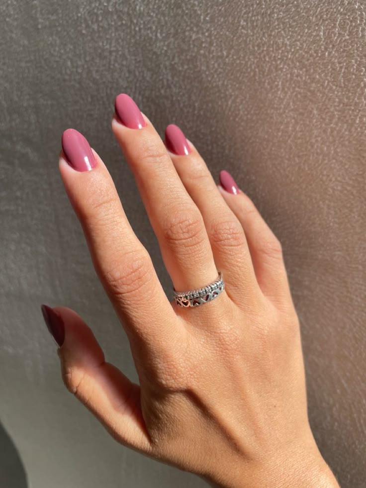 Unhas com esmalte rosa queimado em destaque elegante