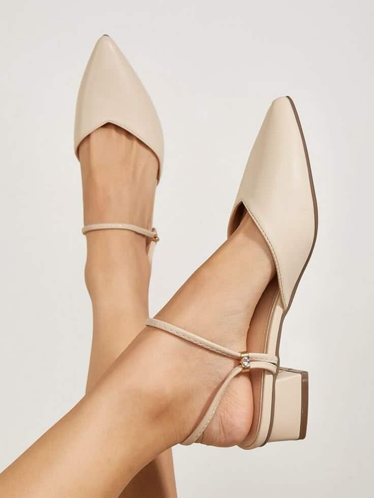 Slingback bege com salto baixo nos pés de uma mulher