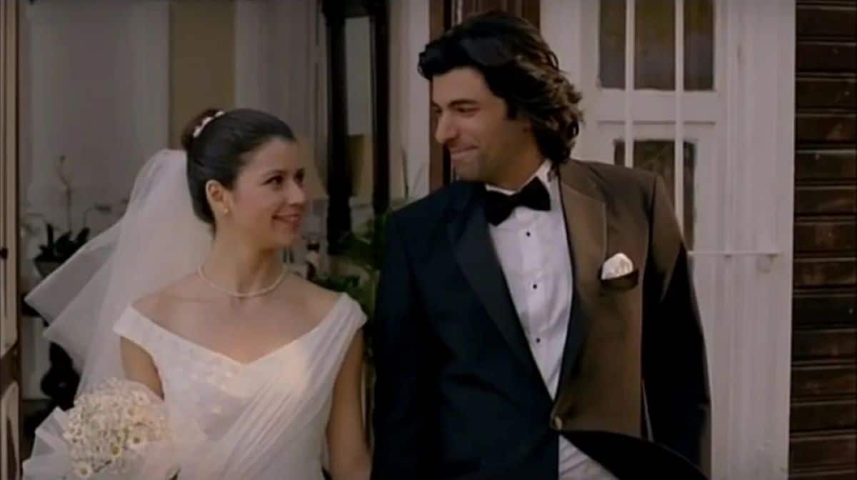 Casal protagonista de novela turca em cena romântica