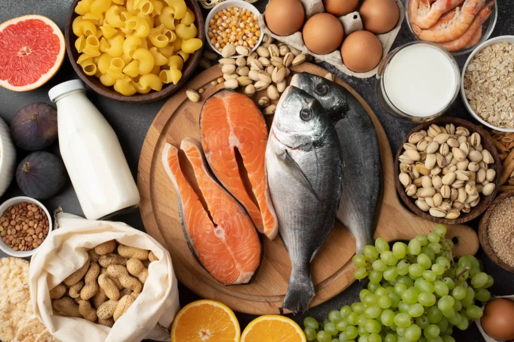 Alimentos ricos em vitamina D, como peixes, ovos, leite, frutas, e legumes.