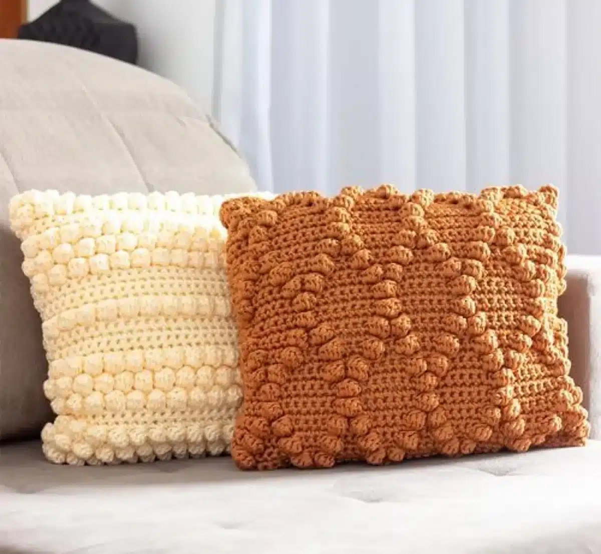 Almofadas de crochê em ponto pipoca, com texturas modernas e cores vibrantes, para renovar a decoração