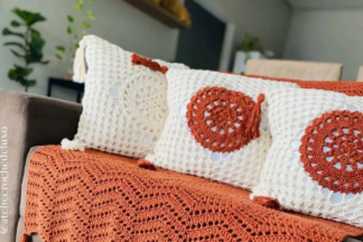 Almofadas de crochê decorativas para sala de estar, com detalhes em círculo e cores neutras.
