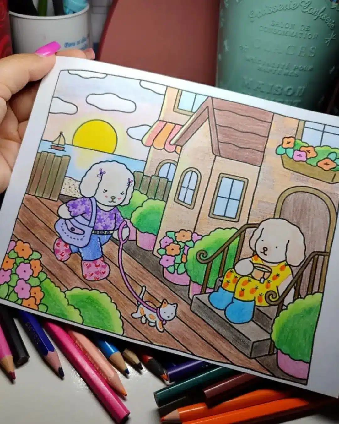 Cena colorida de dois cachorrinhos estilo Bobbie Goods em um Um toque com o lápis branco pode representar luz solar difusa, ampliando o realismo da cena.pôr do sol, com lápis de cor ao redor da imagem.