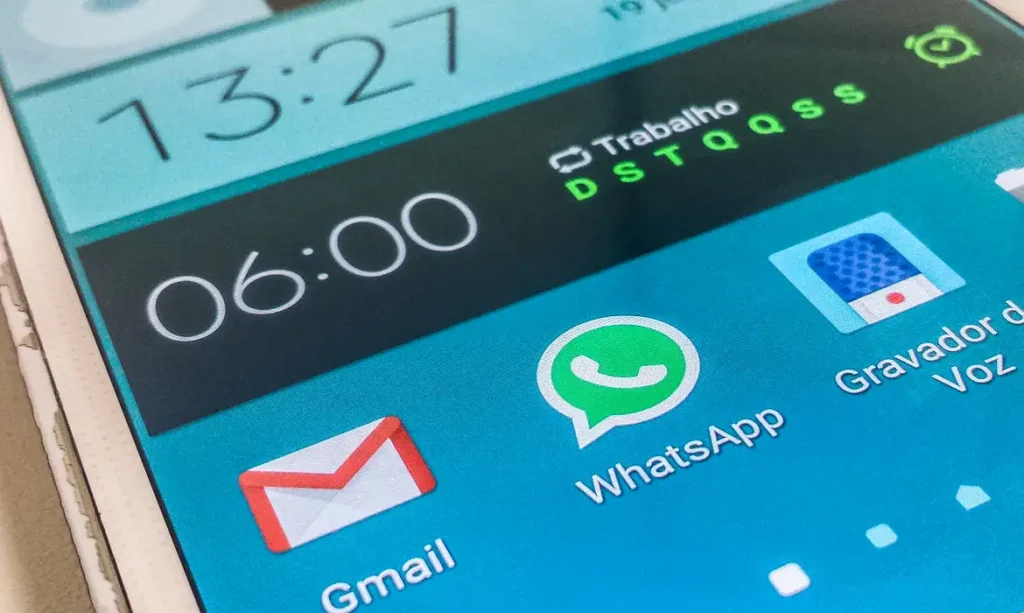  Tela de celular com ícone do WhatsApp em destaque