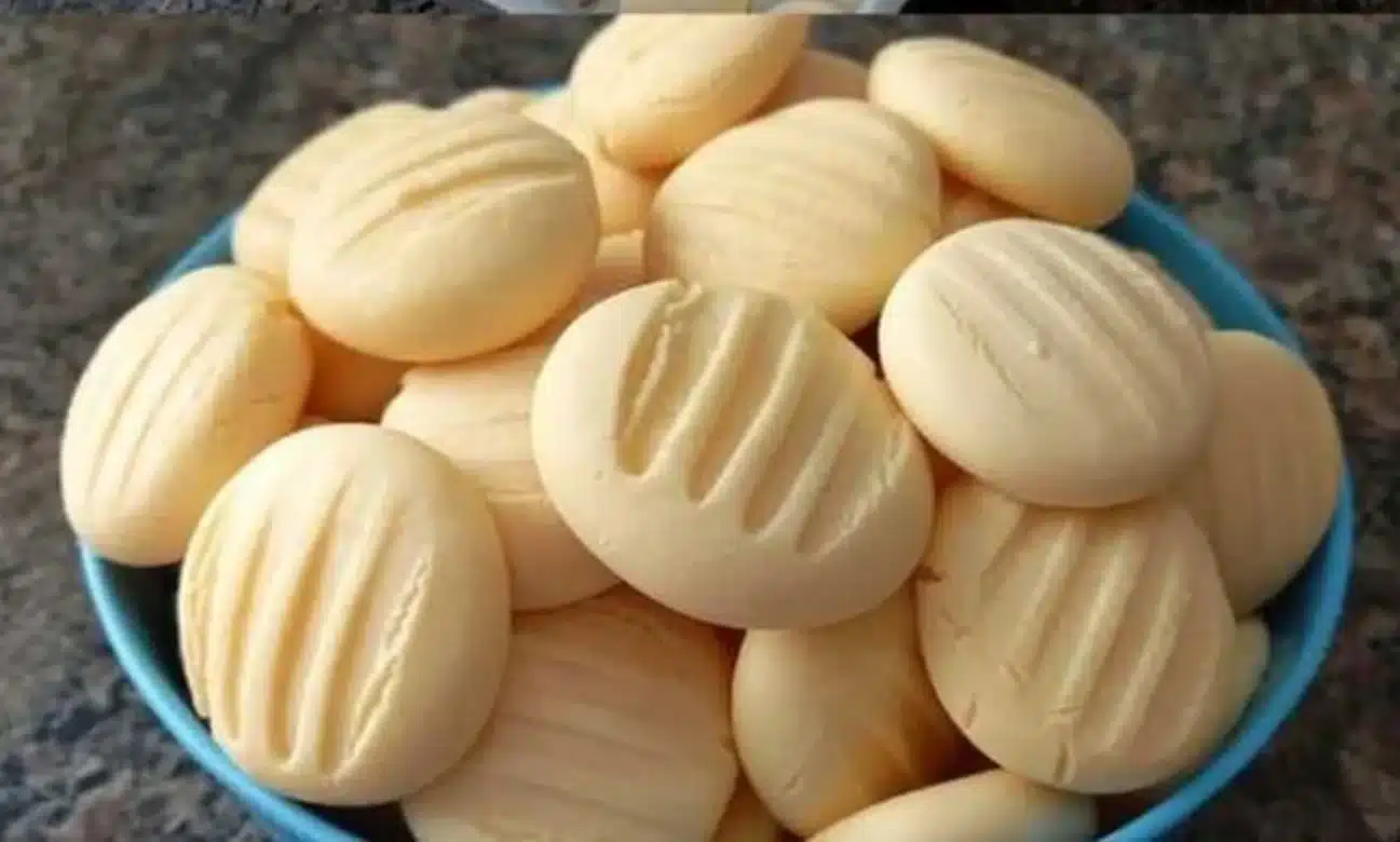 Biscoitinho caseiro dourado, com um aspecto suave e crocante, perfeito para o café da manhã.